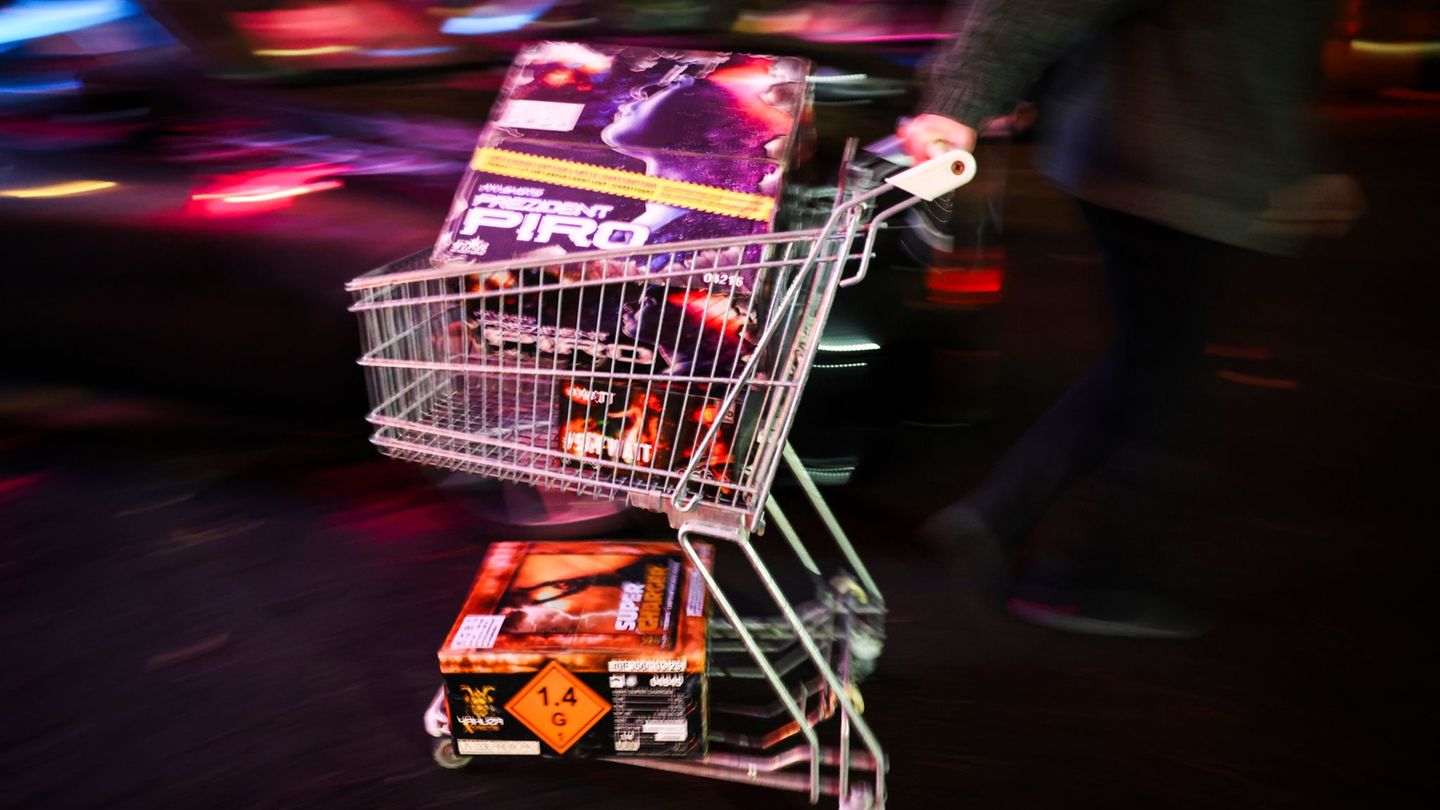 In Duisburg, Bochum und im Kreis Steinfurt haben Unbekannte ganze Seecontainer aufgebrochen und Knaller und Böller gestohlen. Fo