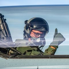 Daumen hoch, auch für 2026? Friedrich Merz, damals noch CDU-Bundesvorsitzender, als Passagier an Bord eines Eurofighters im Juni 2024