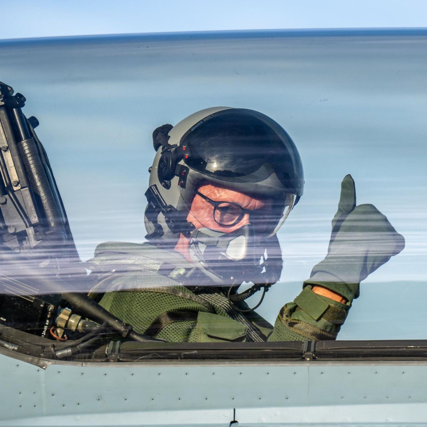 Daumen hoch, auch für 2026? Friedrich Merz, damals noch CDU-Bundesvorsitzender, als Passagier an Bord eines Eurofighters im Juni 2024