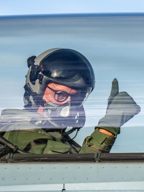 Daumen hoch, auch für 2026? Friedrich Merz, damals noch CDU-Bundesvorsitzender, als Passagier an Bord eines Eurofighters im Juni 2024