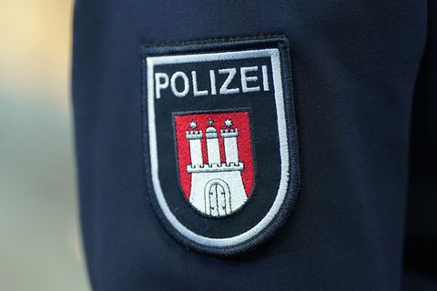 Die Polizei ermittelt wegen einer möglichen Bedrohung mit einer Waffe. (Illustration) Foto: Marcus Brandt/dpa