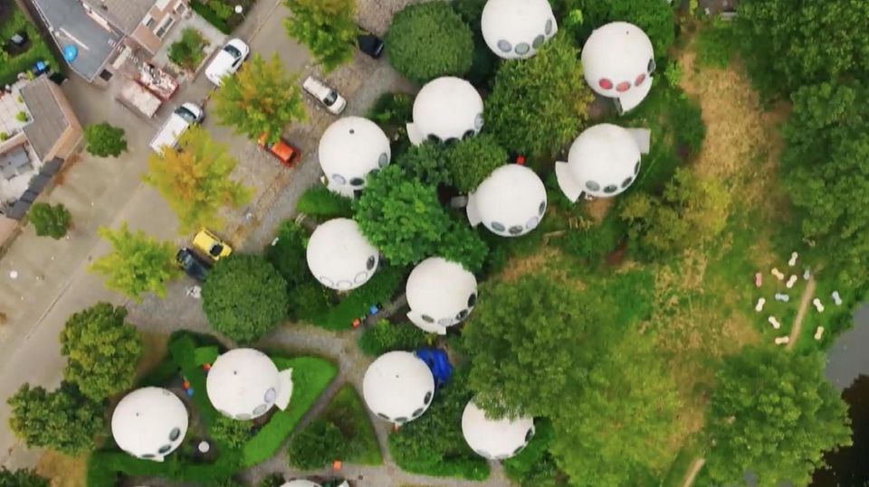 Kugelförmige Häuser von Oben.