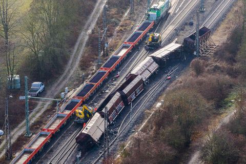 Sechs Waggons sind verunfallt. Foto: Julian Stratenschulte/dpa