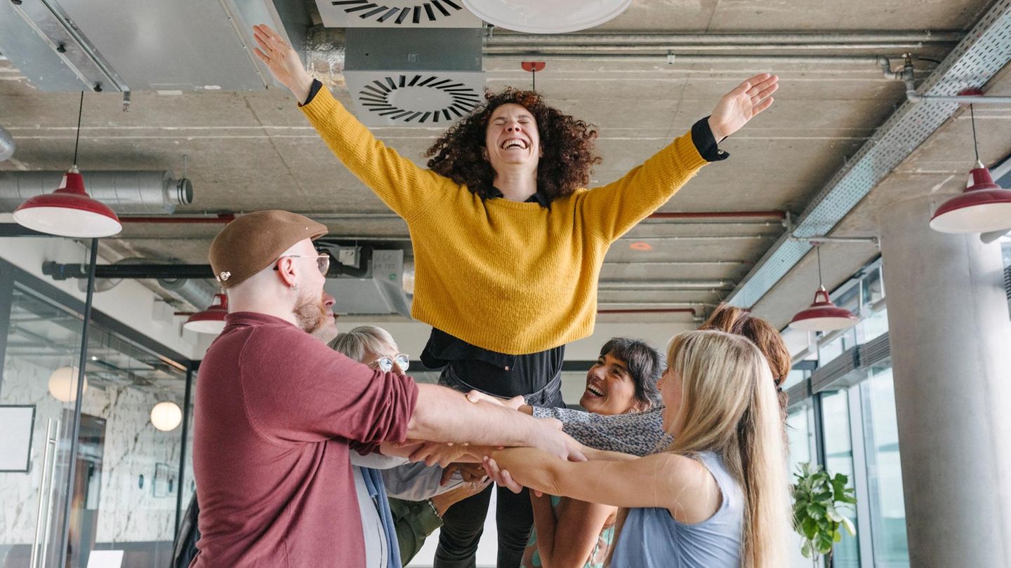 Schmerzen : Frau fällt in die Arme von Freunden