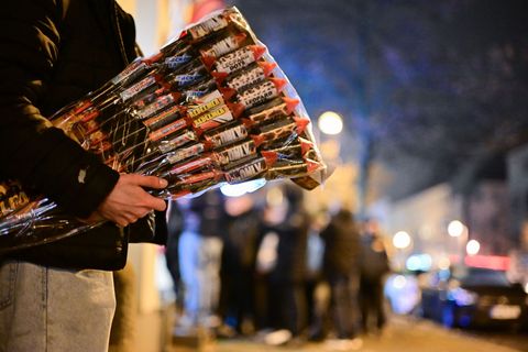 Die Polizei warnt vor gefährlichem Zünden von erlaubtem und illegalem Feuerwerk. Foto: Sebastian Christoph Gollnow/dpa