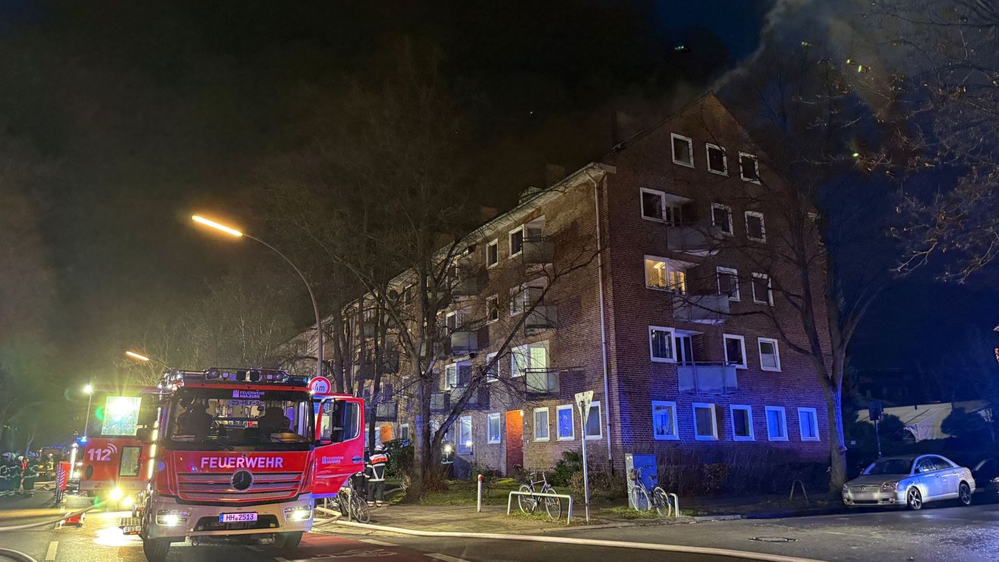Das Feuer ist den Angaben nach gegen 18.30 Uhr von der Feuerwehr gelöscht worden. Foto: Sebastian Peters/NEWS5/dpa