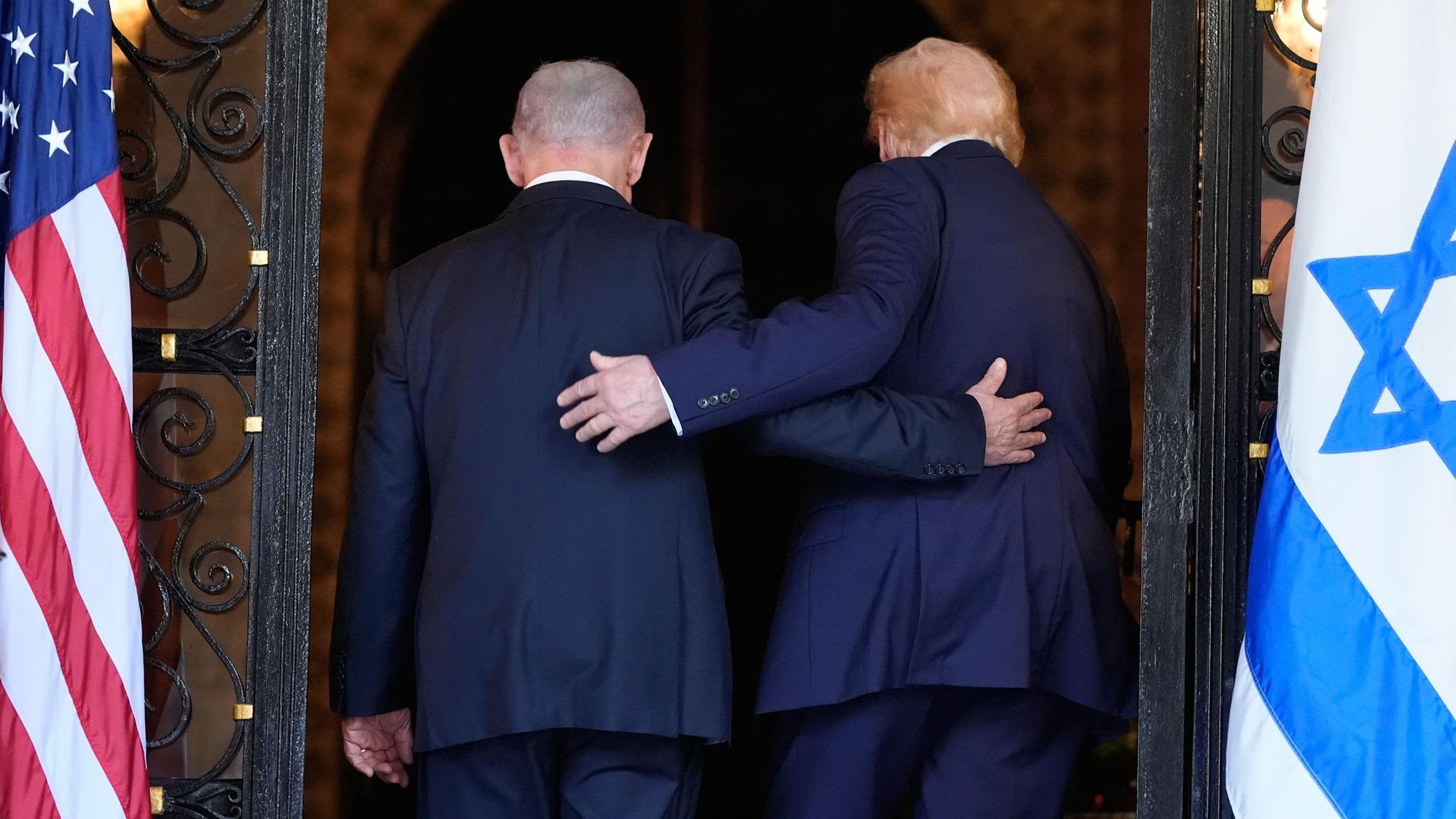 Donald Trump (rechts) und Benjamin Netanjahu bei einem Treffen am Montagmittag in Mar-al-Lago