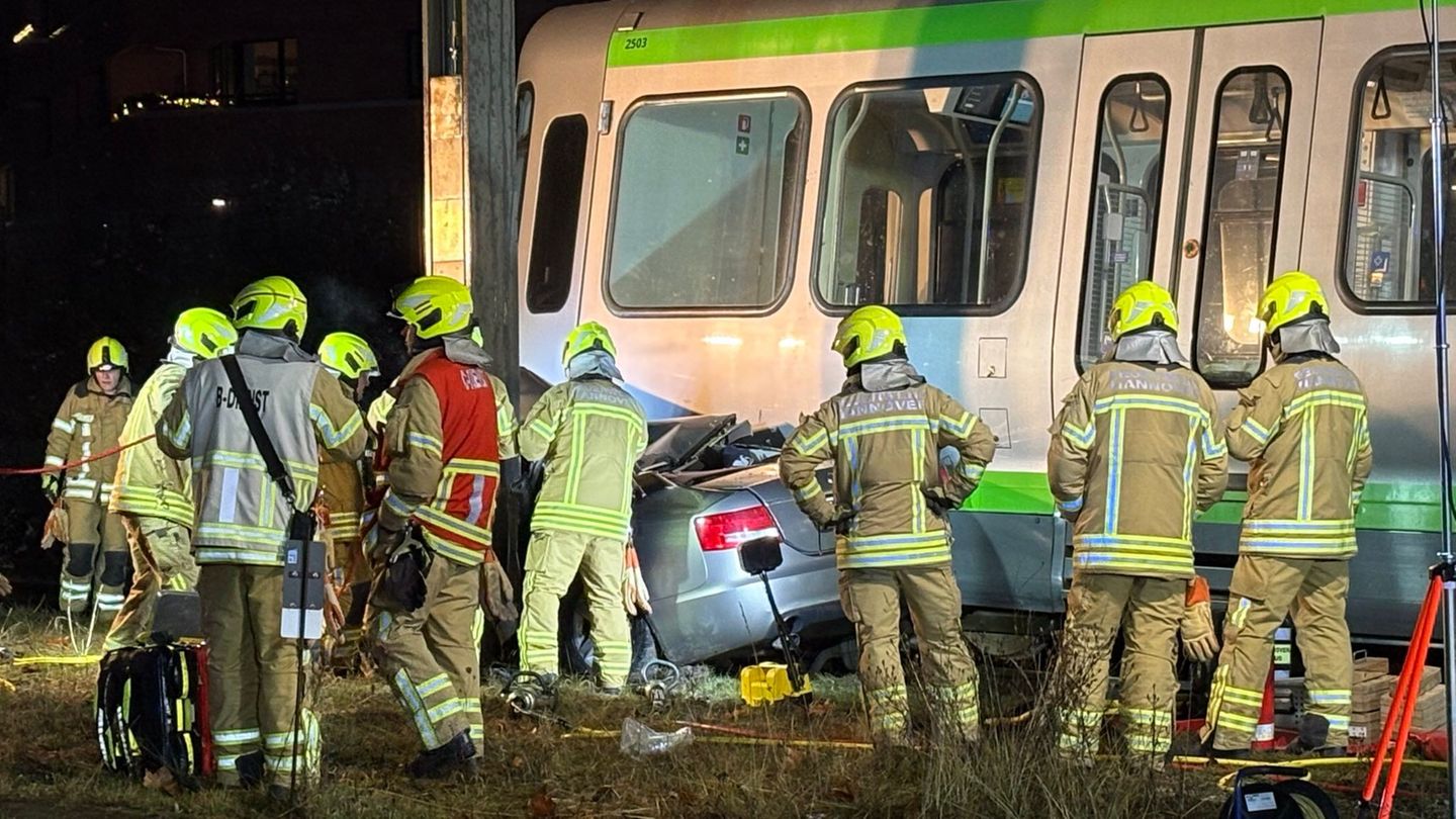 Das Auto wurde mehrere Meter mitgeschleift. Foto: -/NWM-TV/dpa