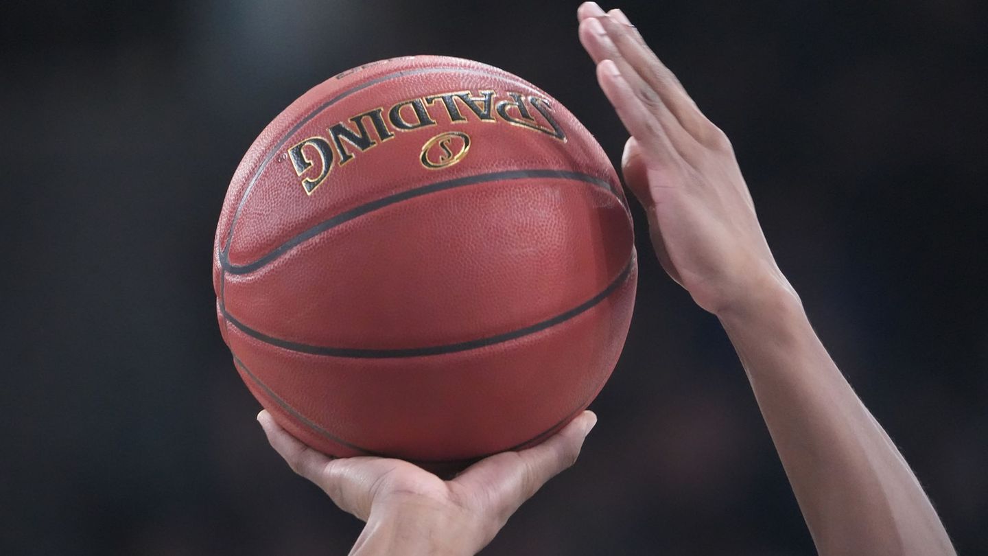 Basketball-Spieler kämpfen um den Ballbesitz. (Archivbild) Foto: Marcus Brandt/dpa