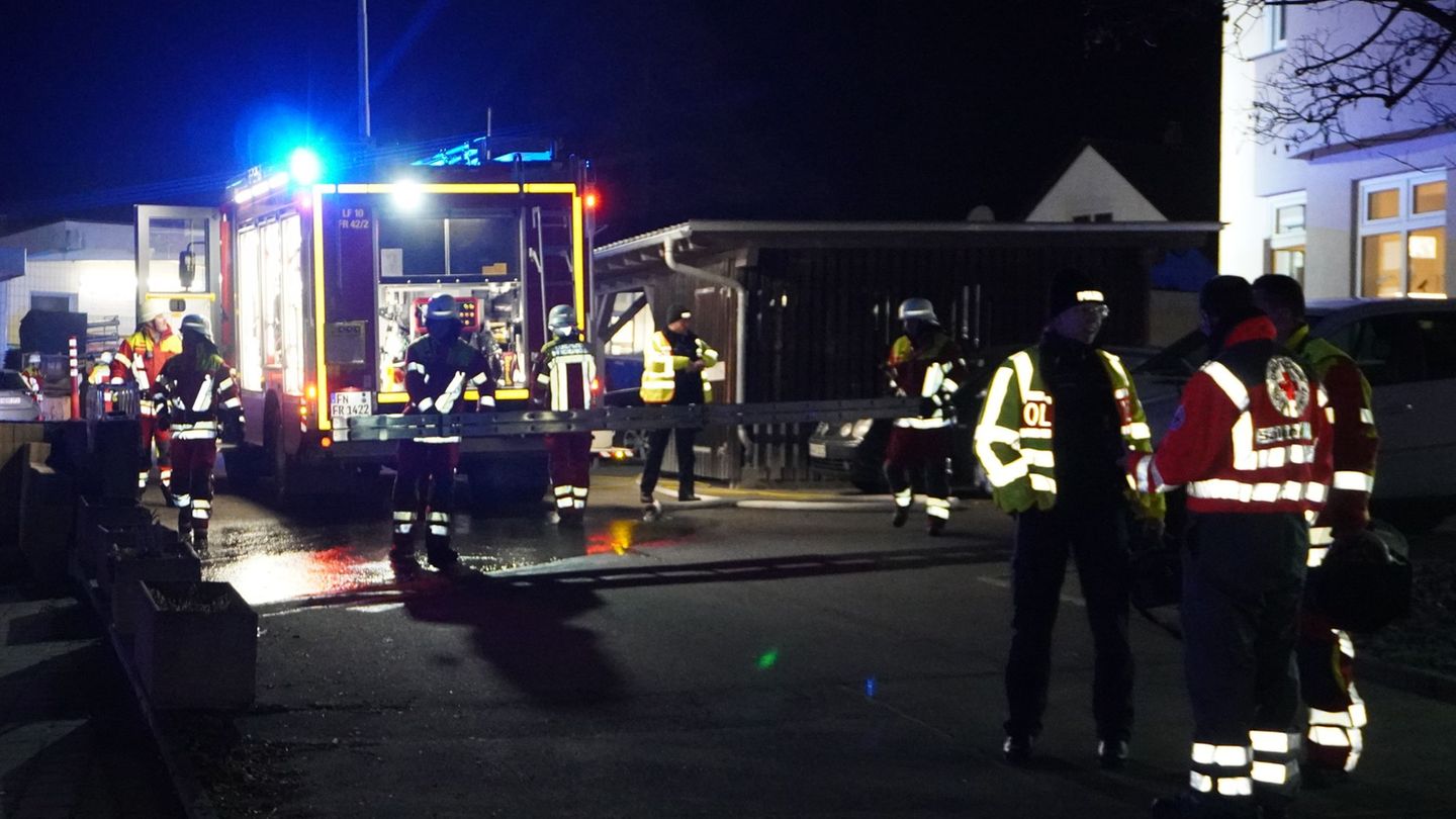 Rettungskräfte im Einsatz, nachdem in Baden-Württemberg eine Kugelbombe explodiert ist