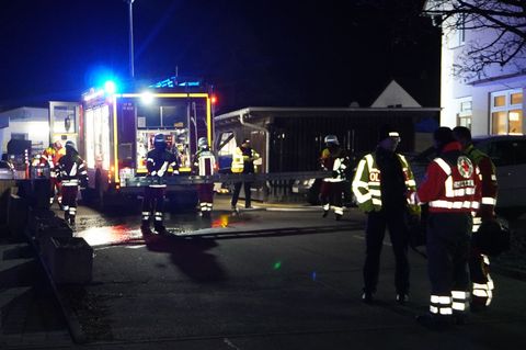 Rettungskräfte im Einsatz, nachdem in Baden-Württemberg eine Kugelbombe explodiert ist