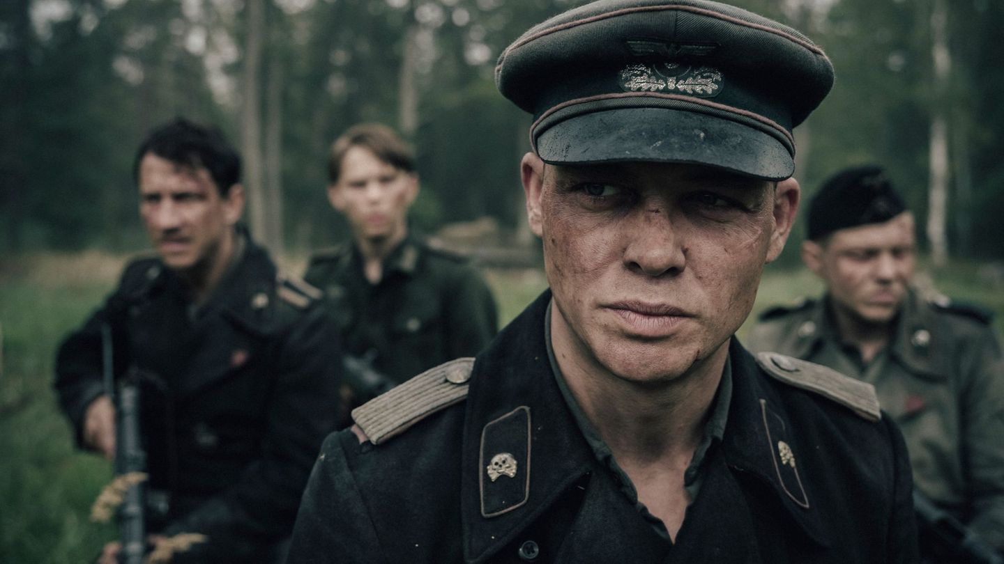 Panzerkommandeur Philip Gerkens (David Schütter, zweiter von rechts) muss im Kriegsdrama "Der Tiger" seine Männer hinter die feindlichen Linien der Ostfront führen, um einen Spezialeinsatz durchzuführen.