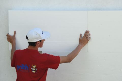 Wärmedämmung darf auch den Nachbarn tangieren - zumindest leicht. (Symbolbild) Foto: Armin Weigel/dpa