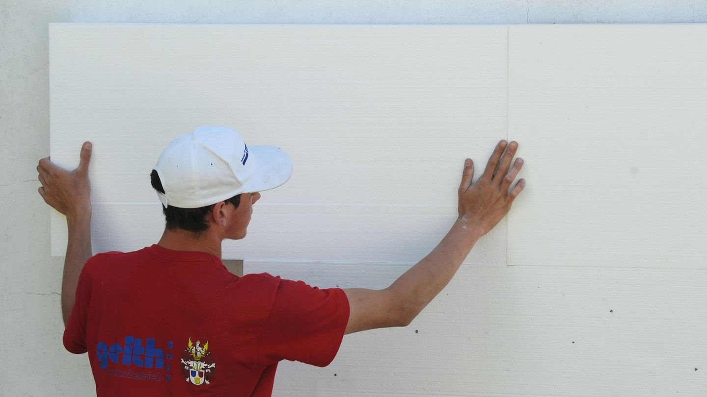 Wärmedämmung darf auch den Nachbarn tangieren - zumindest leicht. (Symbolbild) Foto: Armin Weigel/dpa