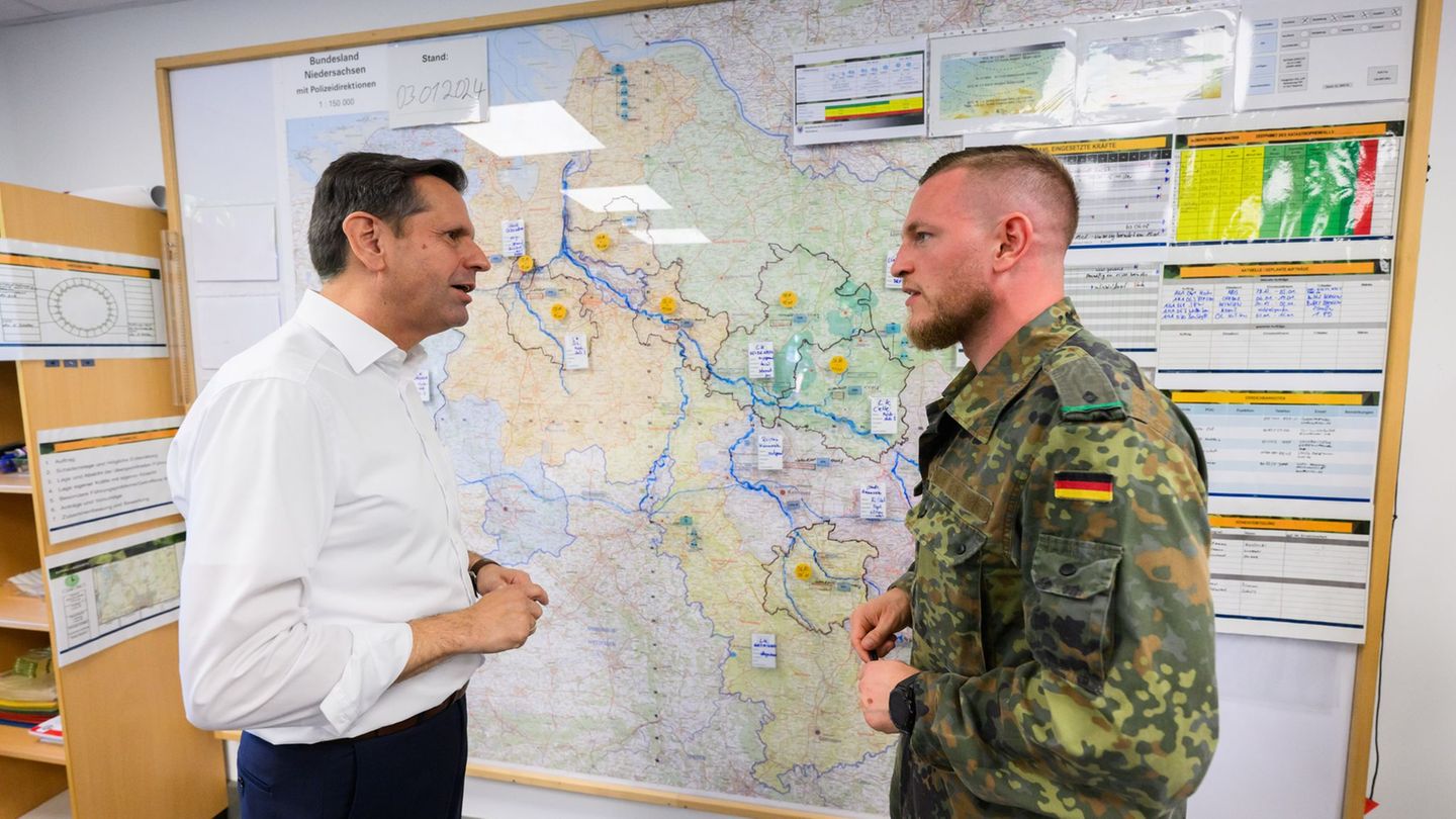 Im Sommer informierte sich Niedersachsens Ministerpräsident Lies (l.) beim Landeskommando der Bundeswehr. (Archivbild) Foto: Jul
