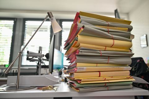Der Aktenberg unerledigter Ermittlungsverfahren wird in NRW immer größer. (Symbolbild) Foto: Patrick Pleul/dpa
