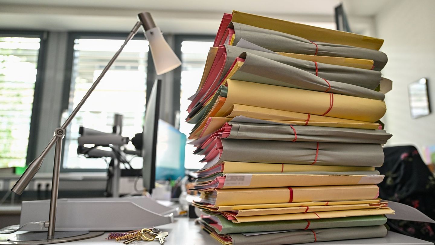 Der Aktenberg unerledigter Ermittlungsverfahren wird in NRW immer größer. (Symbolbild) Foto: Patrick Pleul/dpa