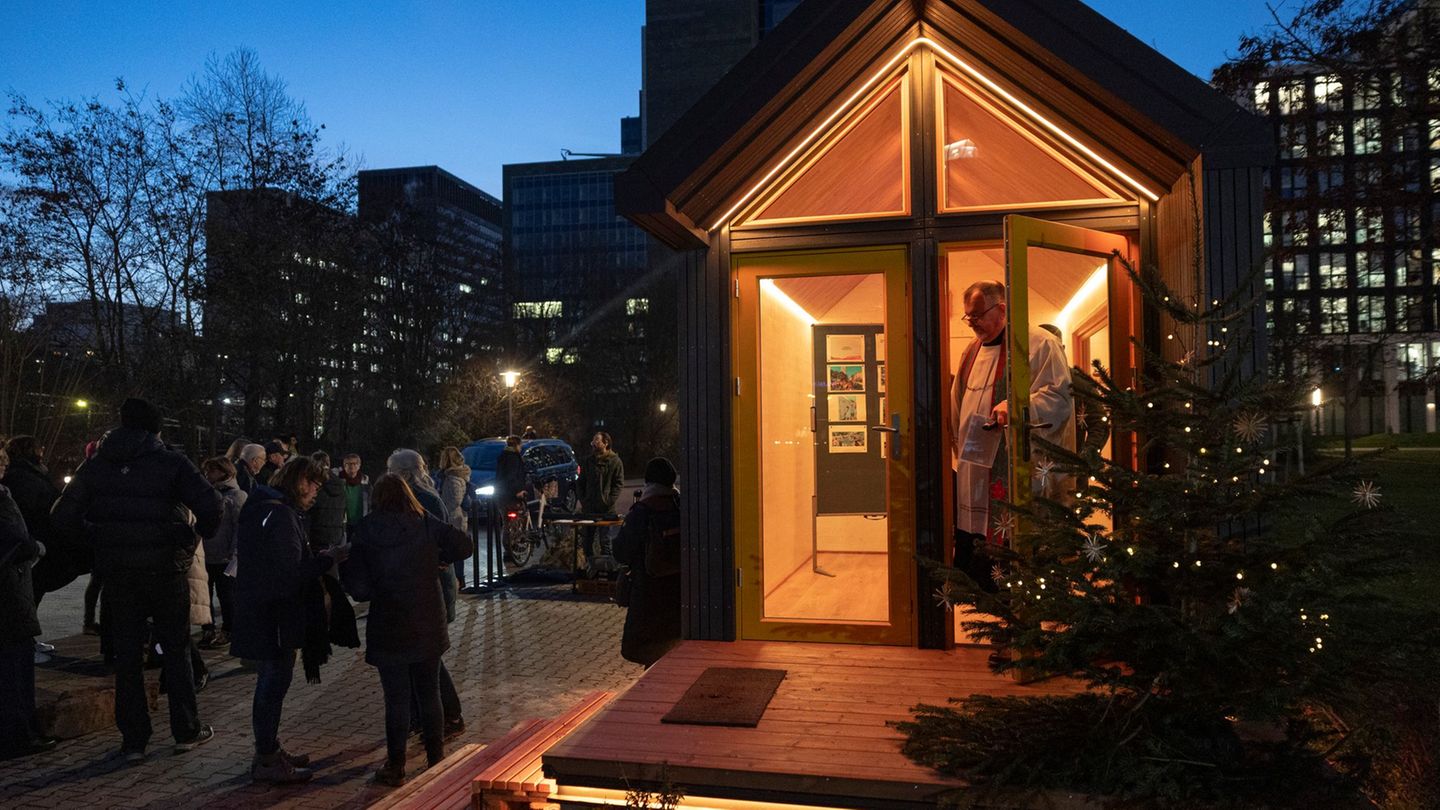 Zwölf Menschen haben in der Mini-Kirche Platz. Foto: Hannes P. Albert/dpa
