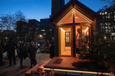 Zwölf Menschen haben in der Mini-Kirche Platz. Foto: Hannes P. Albert/dpa