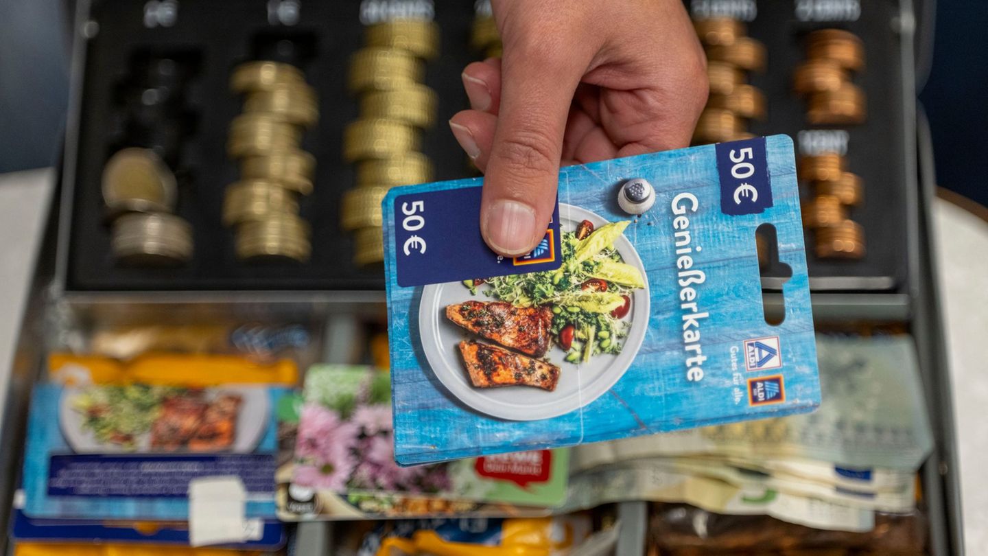 Tausch von Lebensmittelgutscheinen, die über Bezahlkarten gekauft wurden - in sogenannten Wechselstuben können Geflüchtete Barge