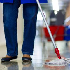 Haushaltshilfe mit Wischmopp – Schwarzarbeit ist dabei weit verbreitet