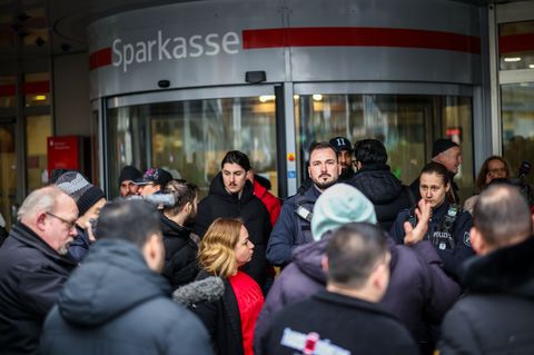 Vor der Sparkasse in Gelsenkirchen spielten sich tumultartige Szenen ab