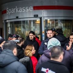 Vor der Sparkasse in Gelsenkirchen spielten sich tumultartige Szenen ab