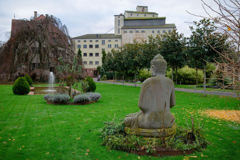 Neben dem denkmalgeschützten Wohnhaus können Besucher im zwei Hektar großen Garten spazieren. (Archivbild) Foto: Uwe Anspach/dpa