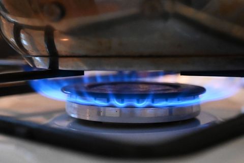 Bei Gas- und Strompreisen zeichnet sich für das neue Jahr Entlastung für die Verbraucher ab. (Archivbild) Foto: Anna Ross/dpa