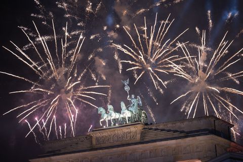 Am Brandenburger Tor ist dieses Jahr zum Jahreswechsel einiges anders als in den vergangenen Jahren - ein Feuerwerk soll es aber