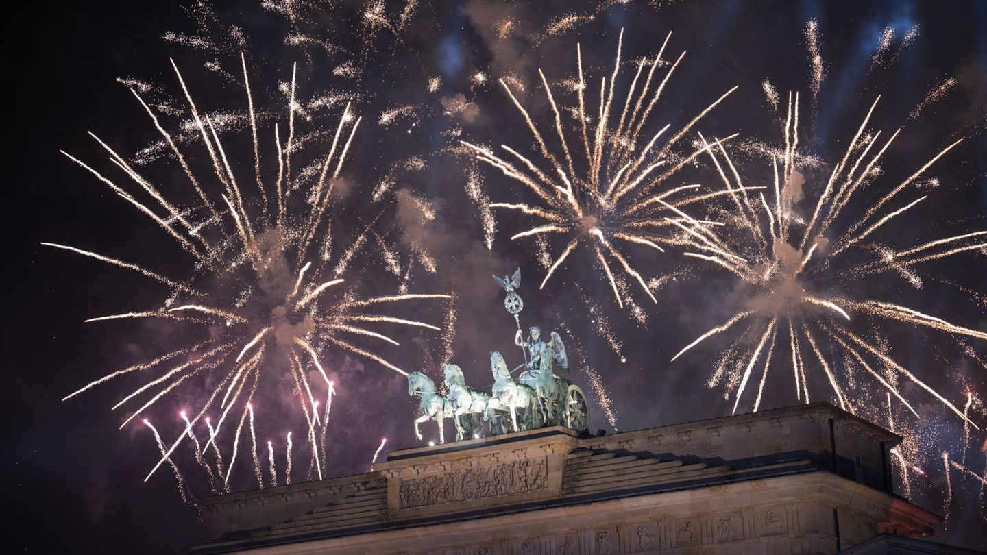 Am Brandenburger Tor ist dieses Jahr zum Jahreswechsel einiges anders als in den vergangenen Jahren - ein Feuerwerk soll es aber