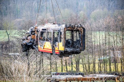 Die Stadtbahn ist vom Feuer entstellt. (Archivbild) Foto: Jason Tschepljakow/dpa