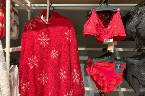 Geschenkte rote Unterwäsche, in der Silvesternacht getragen, soll Glück im neuen Jahr bringen. Foto: Sabine Dobel/dpa