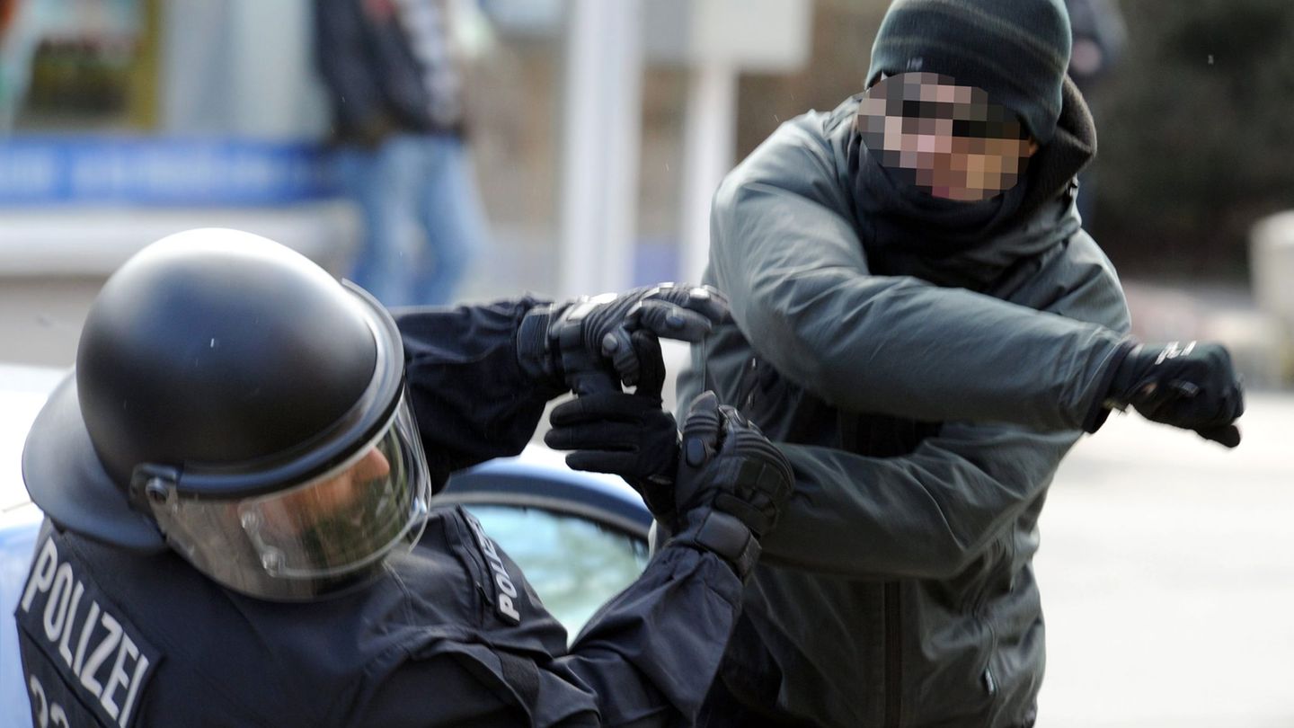 Bei aggressivem Verhalten gegen Einsatzkräfte zeigt der Trend der Fallzahlen nach oben. (Symbolbild) Foto: Carsten Rehder/dpa
