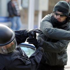 Bei aggressivem Verhalten gegen Einsatzkräfte zeigt der Trend der Fallzahlen nach oben. (Symbolbild) Foto: Carsten Rehder/dpa