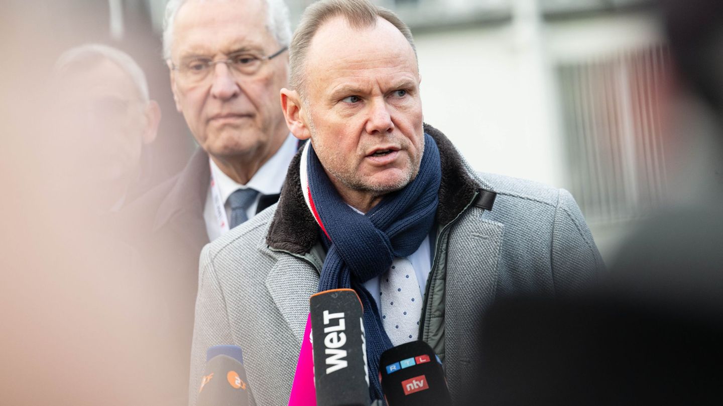 "Die Verteidigung unserer Demokratie ist eine Aufgabe, die alle Ressorts und Sicherheitsbereiche betrifft und die sich durch all