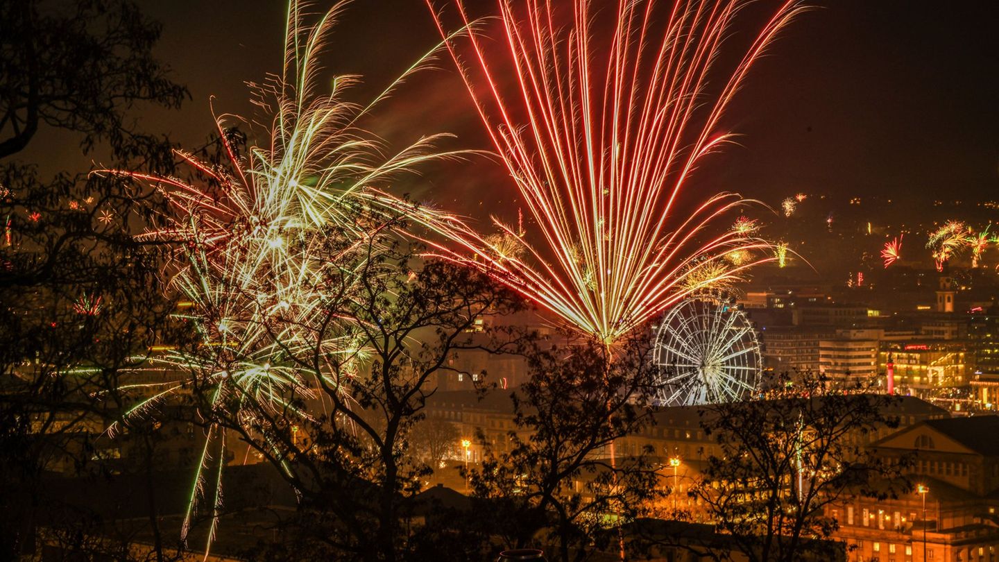 Feuerwerk erleuchtet den Himmel in der Silvesternacht. (Archivbild) Foto: Jason Tschepljakow/dpa