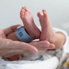 Neugeborenes Baby: Das waren die beliebtesten Vornamen 2025