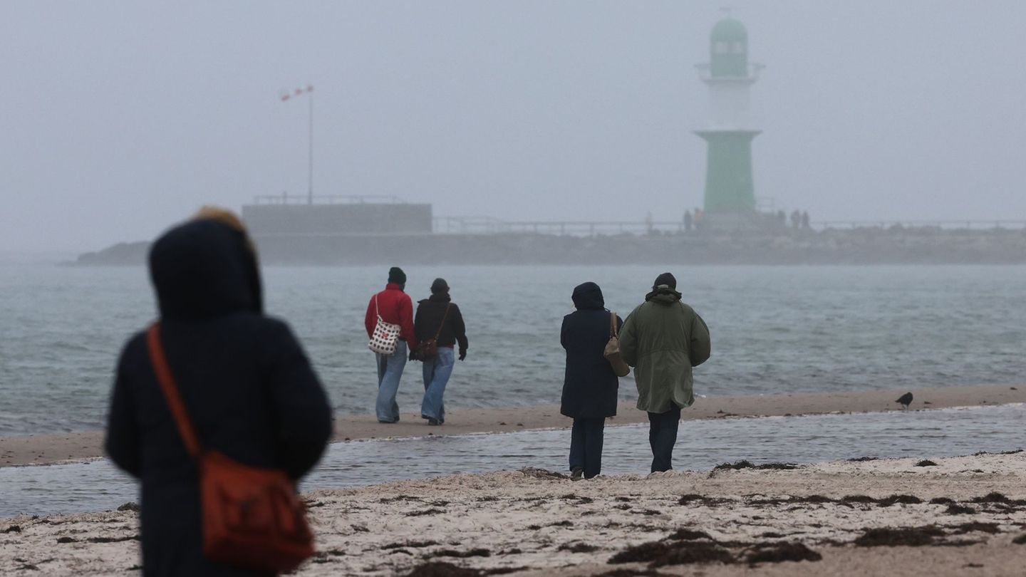 Die Silvesternacht und Neujahr bringen im Norden Regen, Wind und vereinzelt Schnee. (Symbolbild) Foto: Bernd Wüstneck/dpa