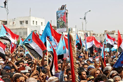 Unterstützer des STC mit Flaggen des früheren Südjemen