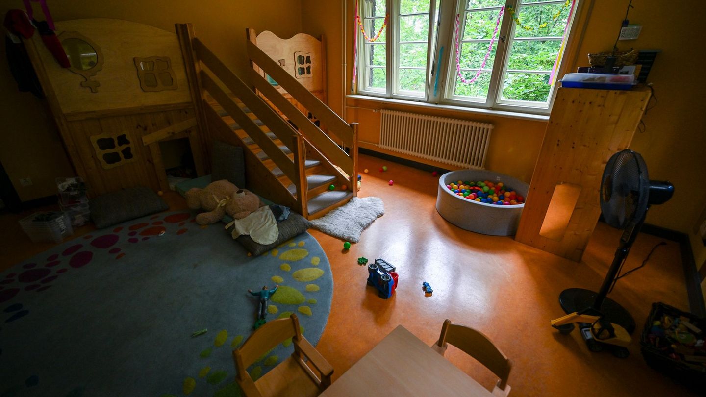 In Thüringens Kindergärten bleiben immer mehr Plätze frei. (Symbolbild) Foto: Jens Kalaene/dpa