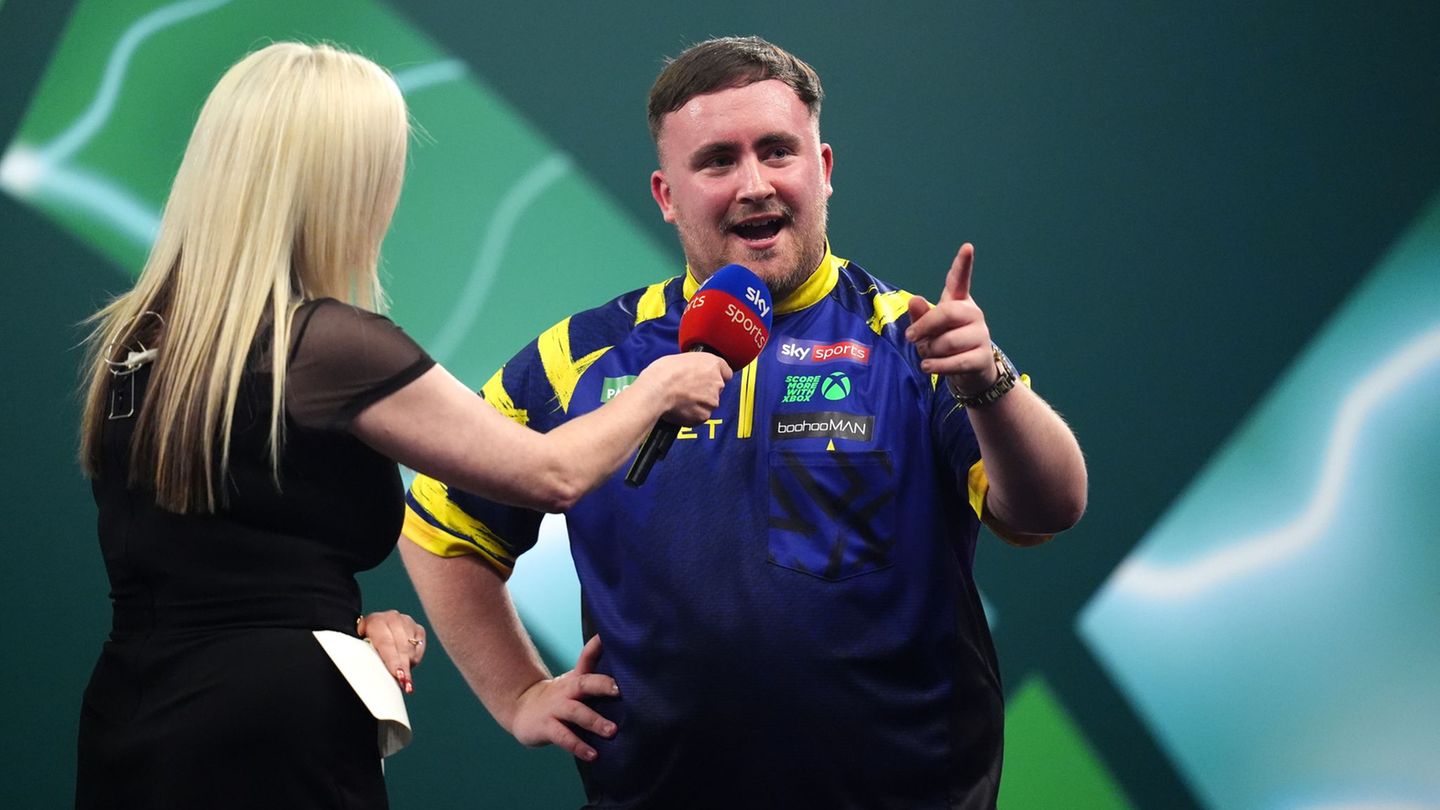 Grüße an die Fans: Weltmeister Luke Littler reagiert auf Buhrufe. Foto: John Walton/PA Wire/dpa