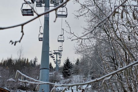 In höheren Lagen hat sich über Nacht eine geschlossene Schneedecke gebildet – rechtzeitig für den Start der Skisaison in Oberwie