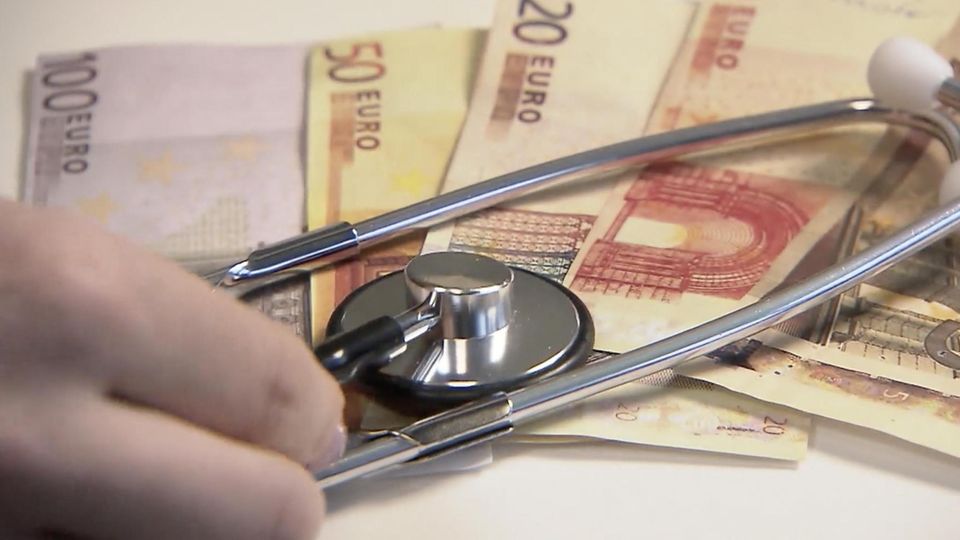 Ein Stethoskop auf Geldscheinen