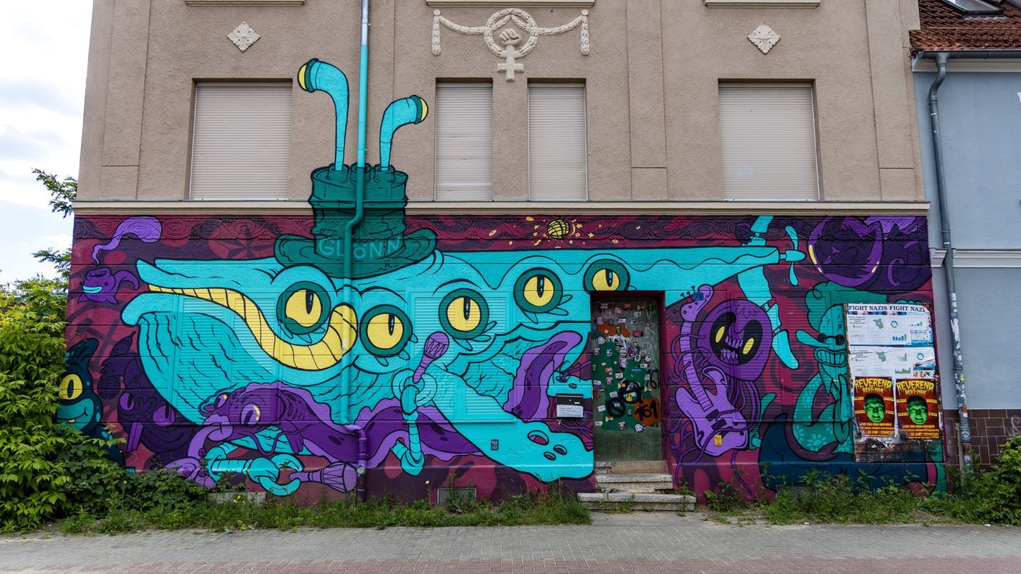 Das Wohnprojekt wurde schon in der Vergangenheit mehrfach attackiert. (Archivbild) Foto: Frank Hammerschmidt/dpa