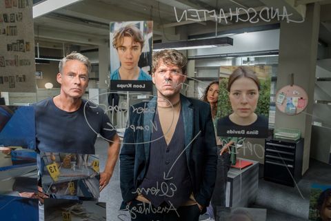 Versuchen mit vereinten Kräften einen rätselhaften Vermisstenfall zu klären (von links): Jan Maybach (Marco Girnth,), Tom Kowalski (Steffen Schroeder) und Kim Nowak (Amy Mußul).