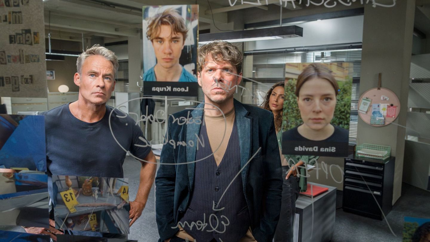 Versuchen mit vereinten Kräften einen rätselhaften Vermisstenfall zu klären (von links): Jan Maybach (Marco Girnth,), Tom Kowalski (Steffen Schroeder) und Kim Nowak (Amy Mußul).