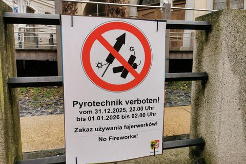 Ein Schild sagt: Im sächsischen Görlitz gilt teilweise ein Böllerverbot