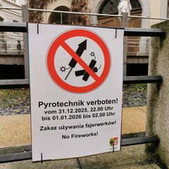 Ein Schild sagt: Im sächsischen Görlitz gilt teilweise ein Böllerverbot