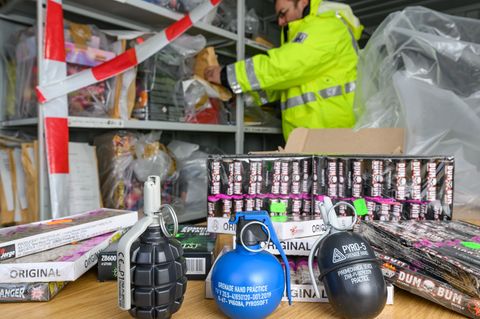 Illegales Feuerwerk kann schwere Verletzungen auslösen. Es gibt immer wieder Todesopfer. (Archivbild) Foto: Patrick Pleul/dpa